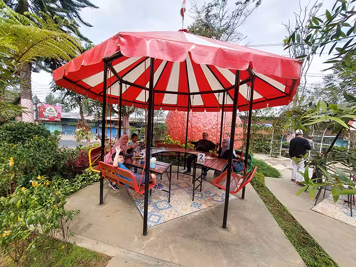 Natural Resto And Strawberry Land