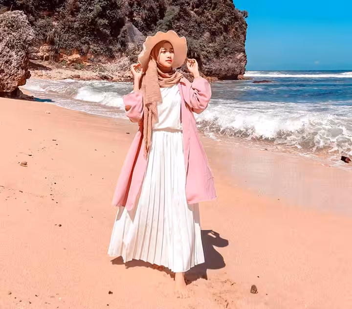 OOTD ke pantai Kaos Polos dan Rok Plisket