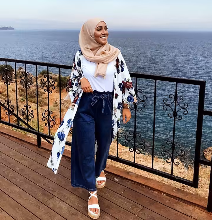 ootd ke pantai Motif Tropis dan Celana Jeans