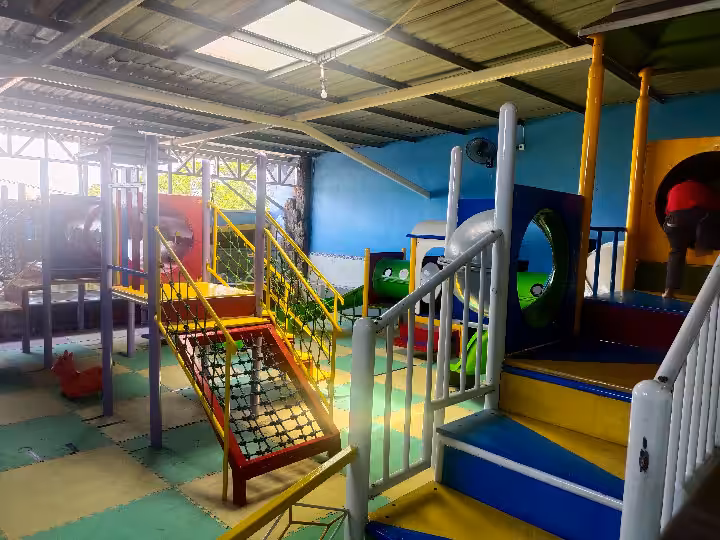 playground anak Kolam Renang Surya Bagus
