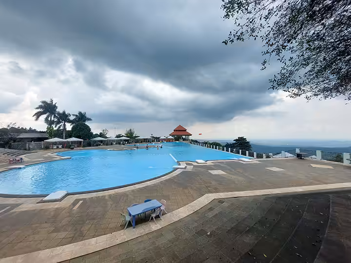 Kolam Renang Giri Tirta
