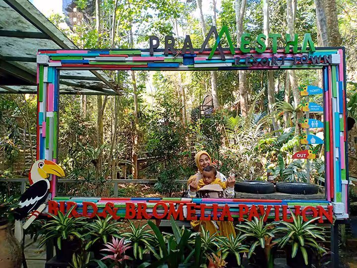 SPOT FOTO DI Bird And Bromelia Pavilion Lembang