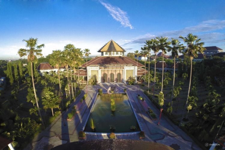 Masjid UGM: Mahasiswa dan Mahasiswi Terbaik di Jogja